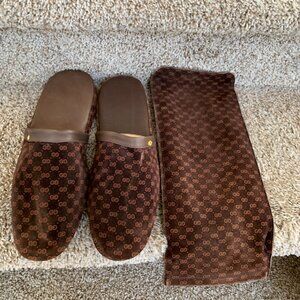 Gucci Men's Brown Velvet Signature Print Slip-On Mule Slippers.